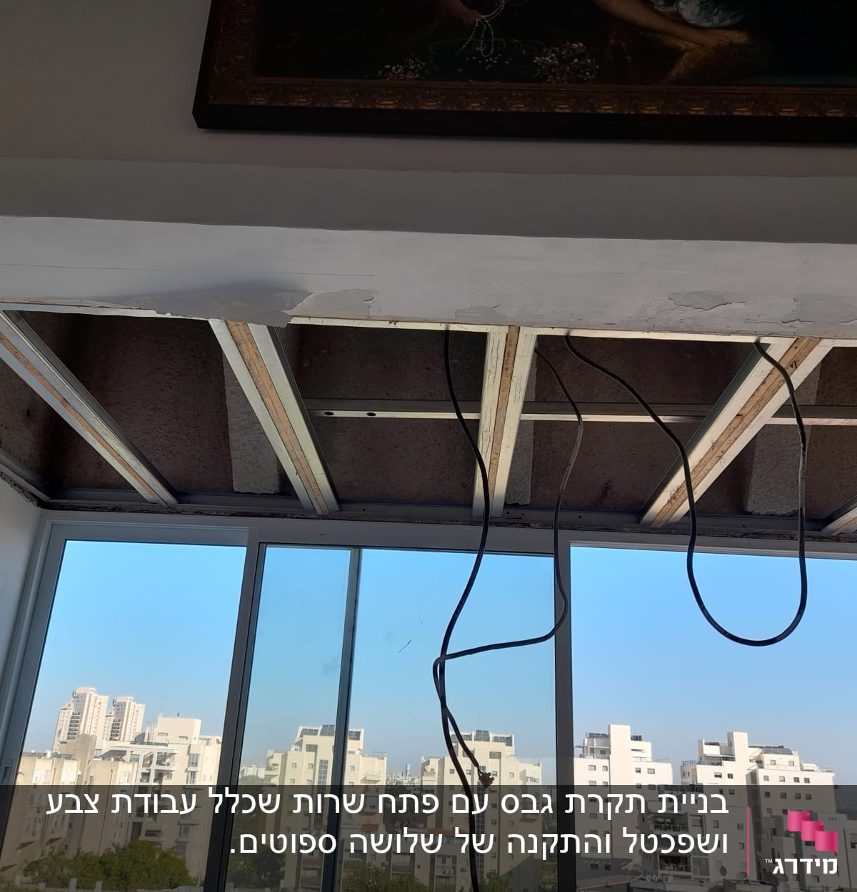 תקרת גבס פתוחה עם חוטי חשמל תלויים